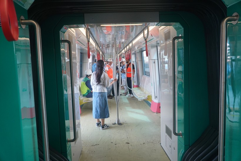 Phần trụ ở tuyến Metro Nhổn - ga Hà Nội được thiết kế khác tuyến Metro Cát Linh – Hà Đông. Ở tuyến Metro Cát Linh - Hà Đông phần trụ của tàu sẽ là cột đơn, còn tuyến Nhổn - ga Hà Nội là trụ với 3 tay cầm. DSC00728.JPG