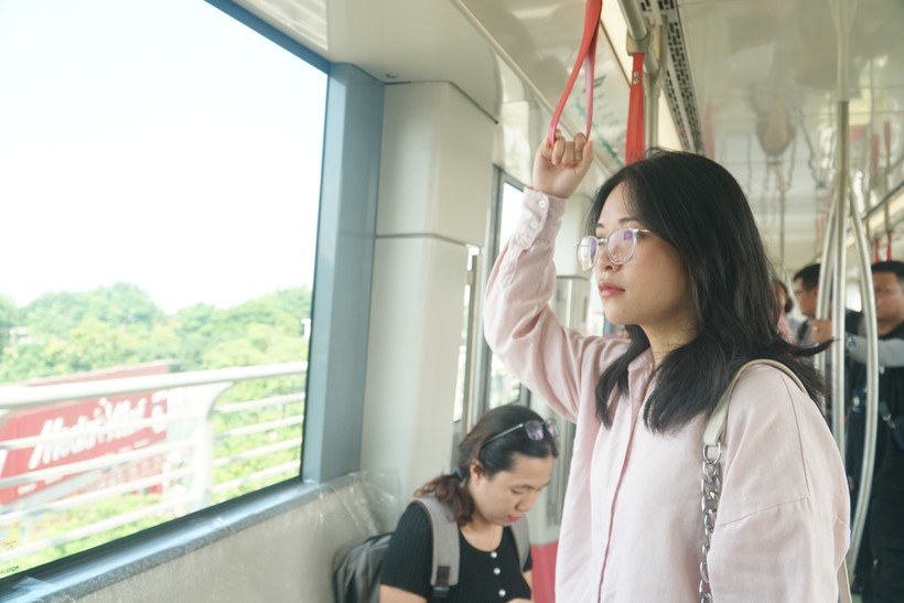Phần khác biệt thứ hai là tay nắm, ở tuyến Metro Nhổn - ga Hà Nội được thiết kế tay nắm bằng nhựa cứng, còn tuyến Nhổn – ga Hà Nội tay nắm là phần dây nhựa dẻo, cầm khá thoải mái. DSC00788.JPG