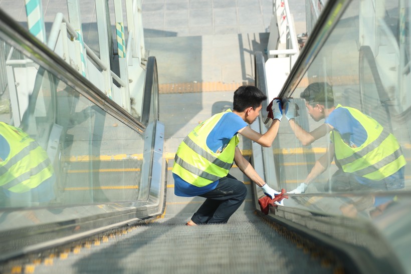 Công tác vệ sinh được nhân viên tuyến metro Nhổn - Ga Hà Nội thực hiện tại tất cả các nhà ga, sẵn sàng đón khách. e069a52f357b9125c86a.jpg