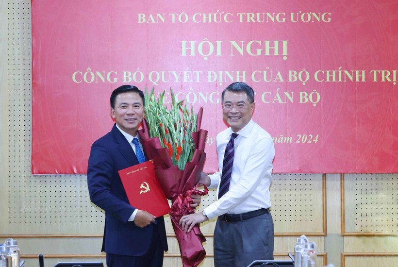 Trưởng Ban Tổ chức Trung ương Lê Minh Hưng trao quyết định của Bộ Chính trị điều động, phân công ông Đỗ Trọng Hưng làm Phó trưởng Ban Tổ chức Trung ương. Ảnh: TTXVN. Anh 1.jpg