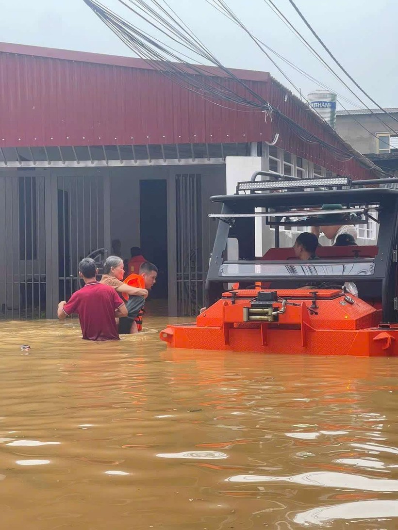 Người dân lội ngang nửa người. Ảnh K.L. Anh 2.jpg