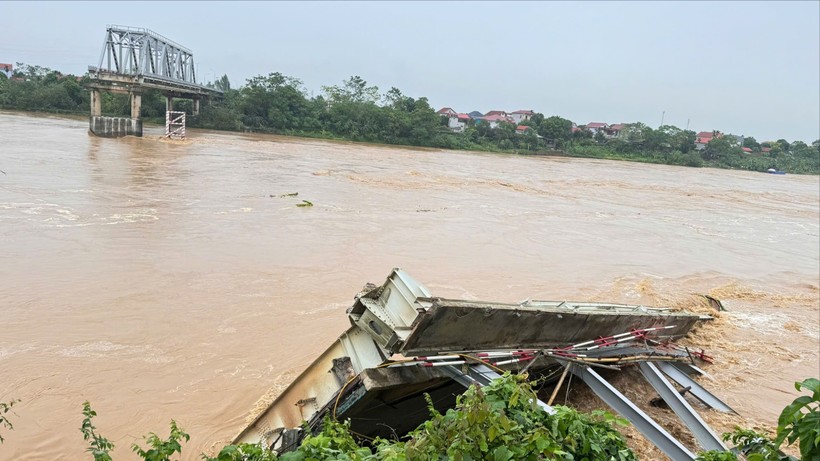Cầu Phong Châu bị sập. Anh 1.jpeg
