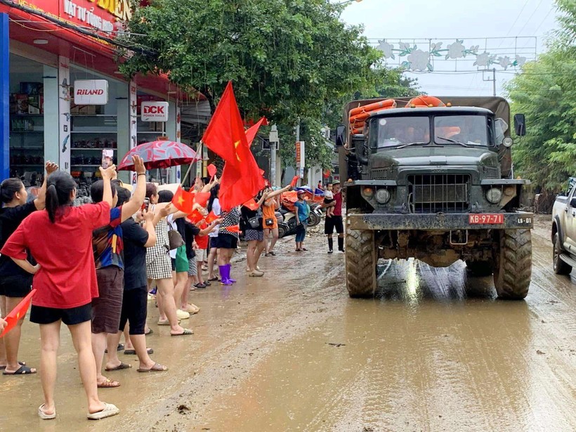 Hình ảnh đẹp giữa người dân và lực lượng quân đội. (Ảnh: Yên Bái) Anh 2.jpg
