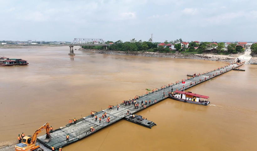 Cầu phao Phong Châu đã được lắp đặt xong. (Ảnh: Báo Phú Thọ) Anh 1.jpg