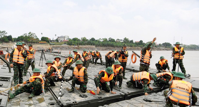 Lữ đoàn 249 đã huy động trên 200 cán bộ, chiến sĩ và gần 90 phương tiện các loại tham gia lắp cầu phao Phong Châu. (Ảnh: Báo Phú Thọ) Anh 2.jpg