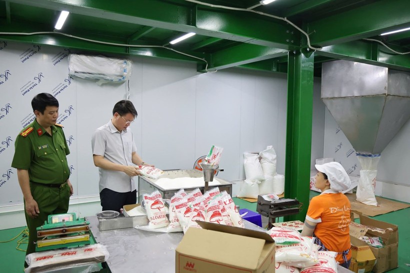 Công ty TNHH Famimoto Việt Nam đã tiêu thụ ra thị trường 144 tấn dầu ăn, 118 tấn bột canh, 363 tấn hạt nêm giả. Ảnh: Công an Phú Thọ