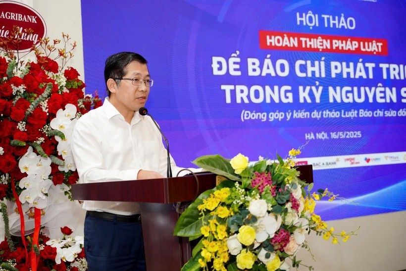 Trình bày tham luận, ông Cục Trưởng Cục Báo chí cho biết Dự thảo luật lần này bổ sung nhiều quy định quan trọng, trong đó điểm nhấn là nguyên tắc quản lý báo chí chặt chẽ, minh bạch và phân định rõ thẩm quyền giữa Trung ương và địa phương. Dự kiến có 30 nội dung giao Chính phủ và các cơ quan chức năng quy định chi tiết. Dự thảo luật lần này cũng sửa đổi và bổ sung hệ thống khái niệm, nhằm phân biệt rõ ràng giữa các loại hình báo chí, khắc phục tình trạng "báo hoá" tạp chí – một trong những vấn đề nổi cộm thời gian qua. Bổ sung khái niệm Tạp chí để phân biệt rõ báo, tạp chí, chống “báo hóa” tạp chí... Anh 1.jpg