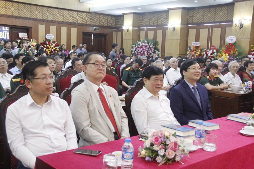 Các đại biểu tham dự lễ ra mắt sách ‘Sự thật, Lẽ phải và Ngọn bút’ của nhà báo, nhà văn Hồ Quang Lợi. Ảnh: Quỳnh An. _MG_2963.JPG