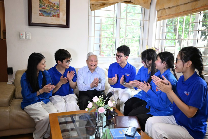 Nhà báo Hà Đăng nhấn mạnh không có ngòi bút trung thực, sẽ không có lòng tin bền vững và đức phải luôn đi trước tài đối với người làm báo. Ảnh: NVCC. Anh 1.jpeg