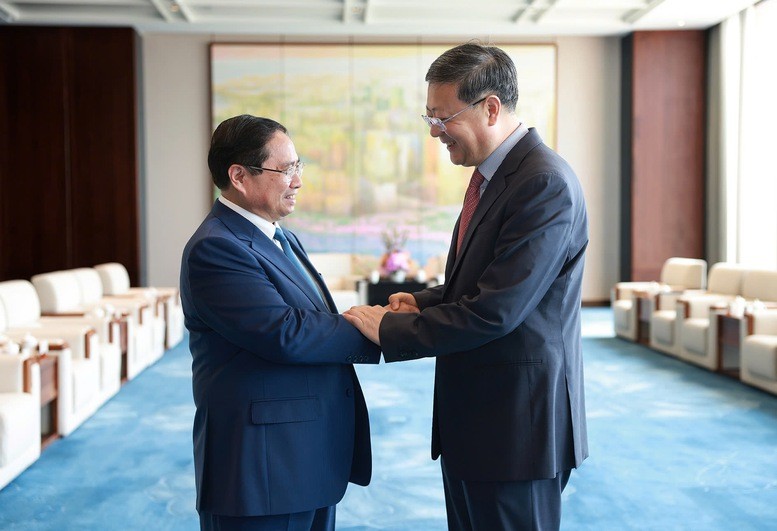 Bí thư Thành ủy Thượng Hải Trần Cát Ninh đón Thủ tướng Phạm Minh Chính thăm Thượng Hải. Ảnh: VGP. Anh 1.jpg