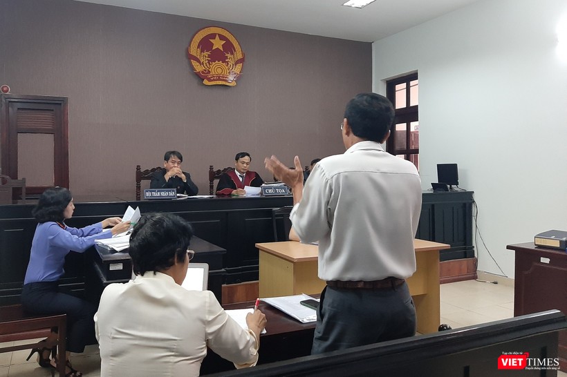 Nguyên đơn trình bày quan điểm tại phiên tòa chiều nay