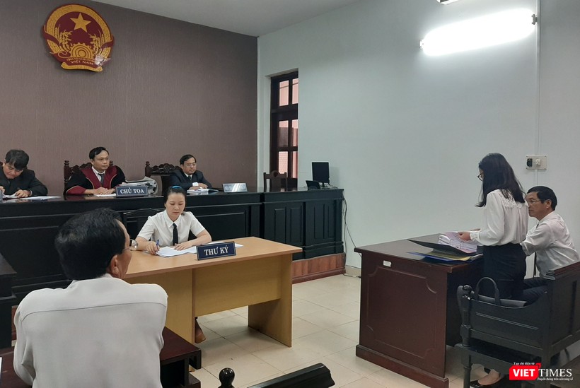 Đại điện phía bị đơn trình bày quan điểm trước khi HĐXX tuyên án ngày 11/11 Đại điện phía bị đơn trình bày quan điểm trước khi HĐXX tuyên án ngày 11/11