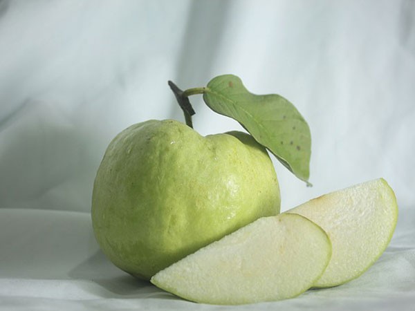 Những quả ổi tươi ngon còn mang đến nhiều lợi ích cho làn da và mái tóc. Ảnh: Boldsky