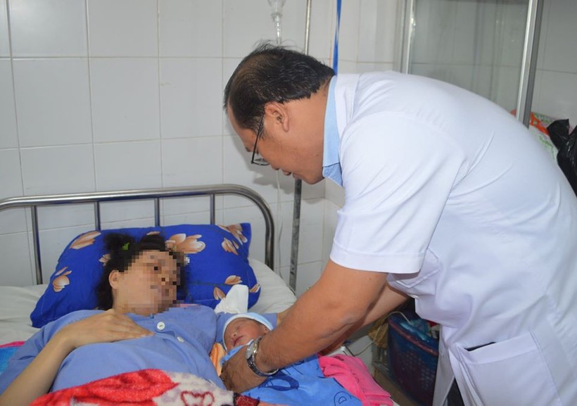 Sau 4 tiếng căng thẳng, bé trai nặng 3.1kg được chào đời khỏe mạnh. Đồng thời, ê kíp bác sĩ đã bảo tồn thành công tử cung cho sản phụ. Ảnh: BVCC