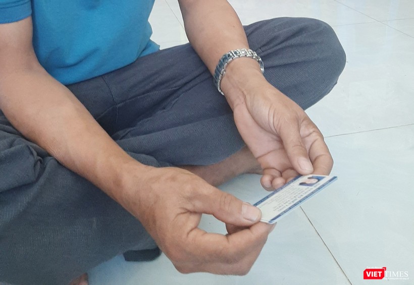 Anh Trình còn giữ nguyên thẻ hiến tạng của vợ và giới thiệu đến những người xung quanh để lan tỏa thông điệp nhiều ý nghĩa. Ảnh: Nguyễn Trăm