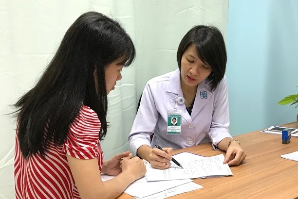 Bác sĩ Trần Thị Phương Loan - Khoa Khoa Phụ sản (Bệnh viện Đại học Y Dược TP.HCM) khám và tư vấn cho sản phụ. Ảnh: BV