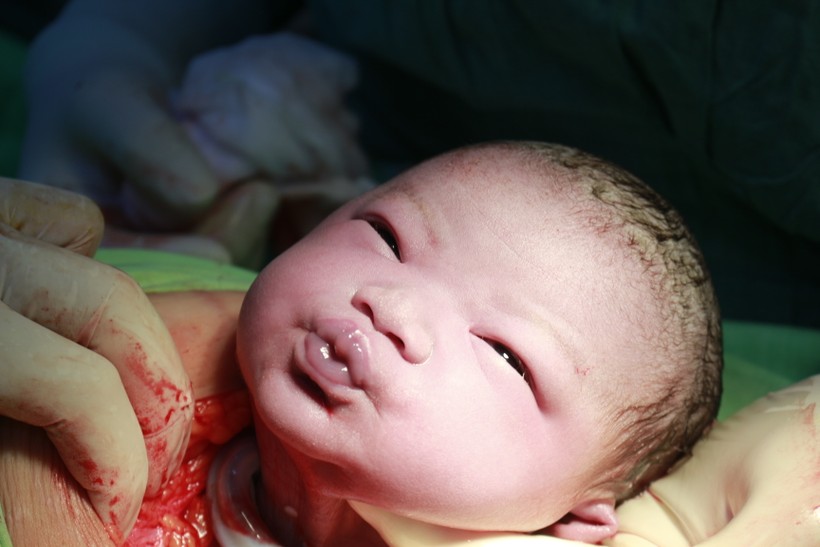 Tại BV Phụ sản Cần Thơ, em bé đầu tiên của năm Canh Tý 2020 chu môi "điệu đà" chào đón năm mới. Ảnh: BVCC