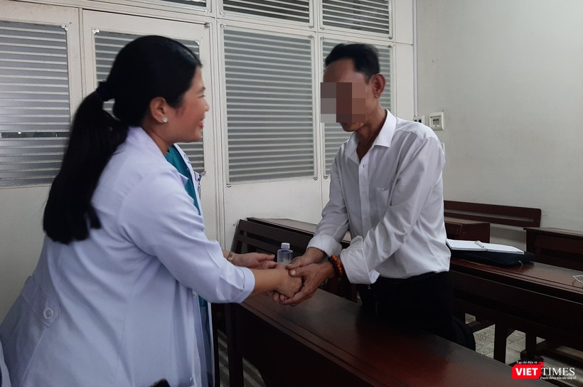 Cứu bé trai 6 tuổi hoại tử ruột vì nuốt 3 viên bị sắt ảnh 3 Người đàn ông may mắn thoát chết sau khi bị mắc xương gà ở trung thất