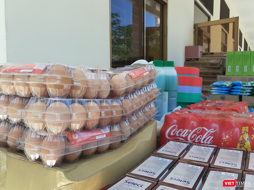 Công ty Sài gòn Co-op cung cấp thực phẩm thiết yếu cho người nghi nhiễm tại BV Dã chiến. Ảnh: Nguyễn Trăm