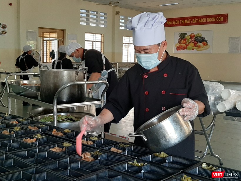 Đầu bếp chuẩn bị các phần cơm để phát cho người nghi nhiễm, nhân viên chuyên môn y tế, nhân viên hỗ trợ làm công tác hậu cần và hành chính. Ảnh: Nguyễn Trăm