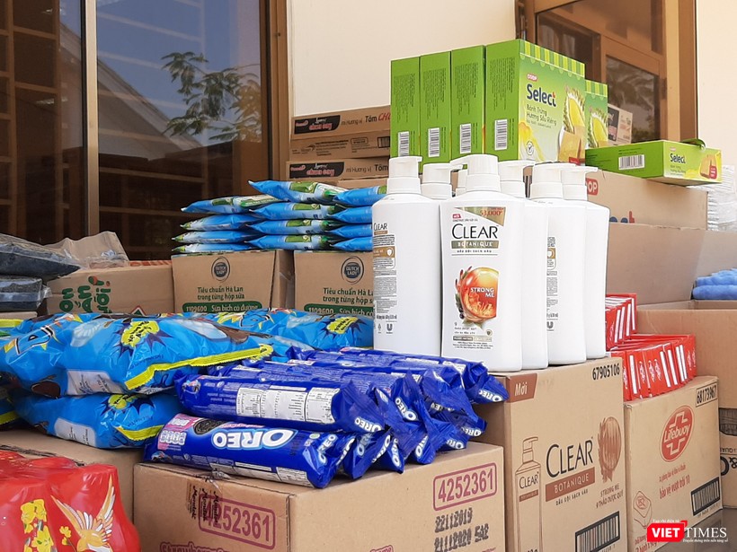 Các thực phẩm, nhu yếu phẩm cần thiết. Ảnh: Nguyễn Trăm