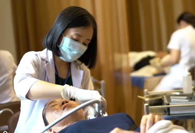 Bác sĩ BV Da liễu TP.HCM điều trị da cho một bệnh nhân. Ảnh: BVDL Bác sĩ BV Da liễu TP.HCM điều trị da cho một bệnh nhân. Ảnh: BVDL