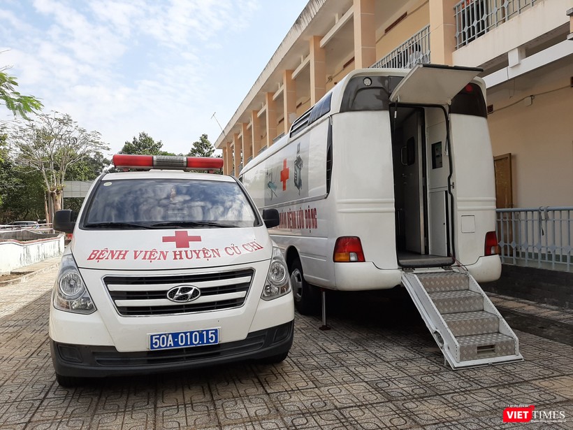 Các loại xe cấp cứu tại BV Dã chiến. Ảnh: N.T