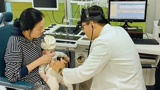 Cứu kịp thời bé gái 8 tháng tuổi nuốt phải mảnh vỡ thủy tinh sắt nhọn của ống thuốc