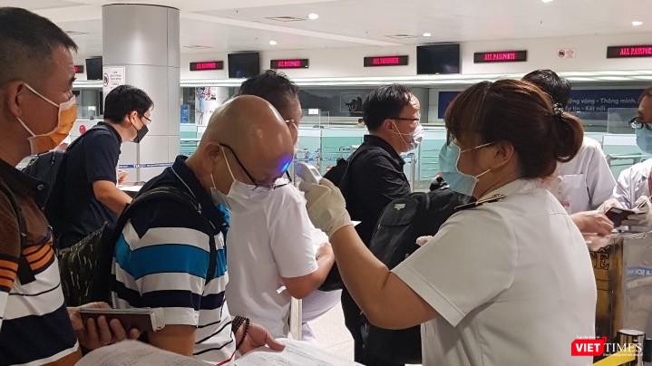 Kiểm dịch y tế tại sân bay Tân Sơn Nhất. Ảnh: C.U
