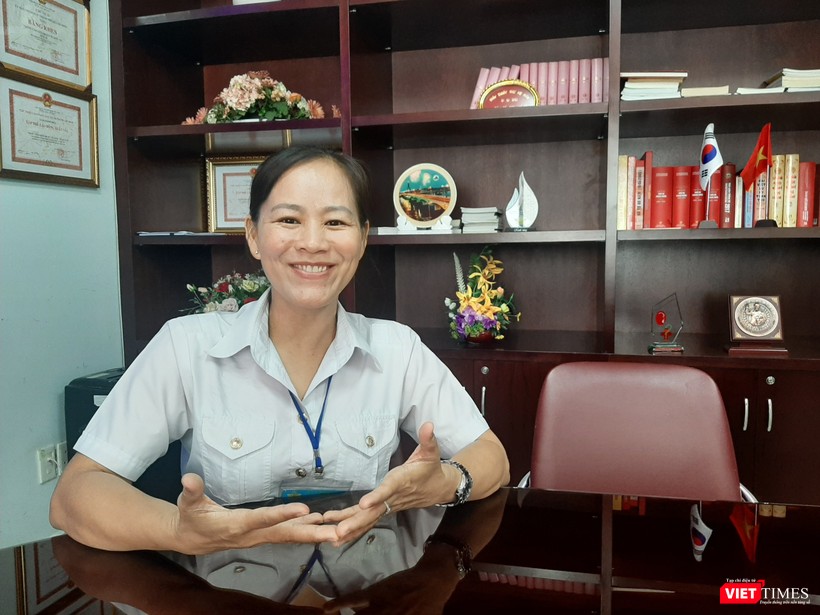 Chị Út niềm nở chia sẻ về công việc của mình tại sân bay Tân Sơn Nhất. Ảnh: N.T