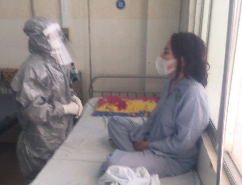 Thạc sĩ - bác sĩ Võ Ngọc Anh Thơ mặc đồ bảo hộ thăm khám bệnh nhân. Ảnh: Bệnh viện Chợ Rẫy cung cấp Thạc sĩ - bác sĩ Võ Ngọc Anh Thơ mặc đồ bảo hộ thăm khám bệnh nhân. Ảnh: Bệnh viện Chợ Rẫy cung cấp