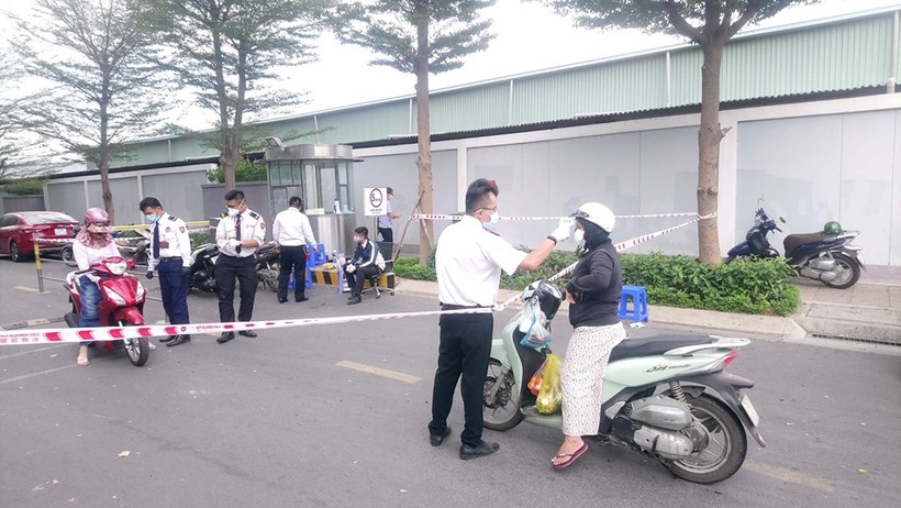 Kiểm tra thân nhiệt ở một chung cư trên địa bàn TP.HCM. Ảnh: A.L