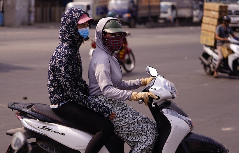 Người dân trang bị đầy đủ trang phục chống nắng khi ra đường. Ảnh minh họa Người dân trang bị đầy đủ trang phục chống nắng khi ra đường. Ảnh minh họa