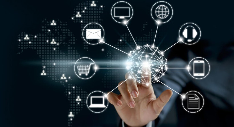 Với tính năng tính toán tần suất sử dụng dịch vụ, phát hiện khách hàng tiềm năng, kiểm soát hành vi người dùng,... các doanh nghiệp lớn ứng dụng hệ thống nhận diện khuôn mặt trong thương mại: bán lẻ, du lịch và ngân hàng. Ảnh: Internet