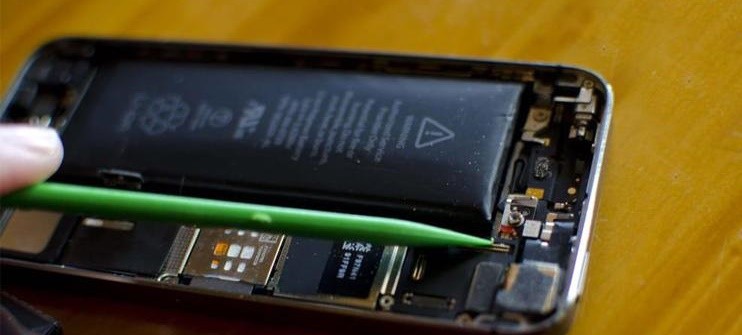 Pin điện thoại bị phồng nhưng không được bảo trì, sửa chữa kịp thời là một trong những nguyên nhân khiến dễ dàng xảy ra cháy nổ. Ảnh: Internet Pin điện thoại bị phồng nhưng không được bảo trì, sửa chữa kịp thời là một trong những nguyên nhân khiến dễ dàng xảy ra cháy nổ. Ảnh: Internet