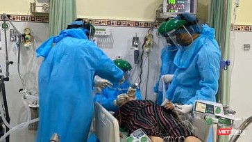 Bác sĩ BV Chợ Rẫy cấp cứu bệnh nhân nặng (Ảnh: BVCR)