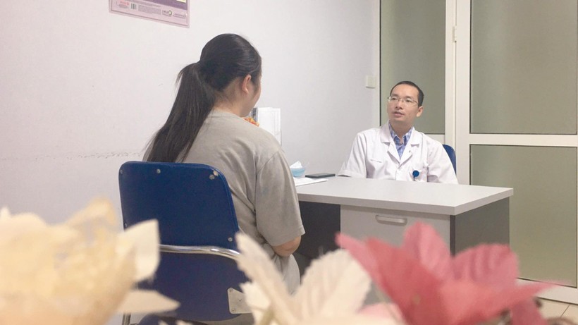 Bác sĩ Bùi Thanh Phúc - Trung tâm Phẫu thuật Nội soi (BV Hữu Nghị Việt Đức) đang khám cho bệnh nhân béo phì. Ảnh: BVCC