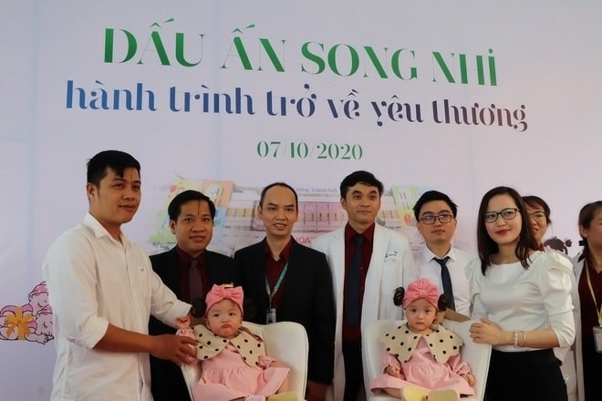 Song Nhi chụp hình kỷ niệm cùng các y bác sĩ BV Nhi đồng TP.HCM. Ảnh: Pháp luật & Bạn đọc Song Nhi chụp hình kỷ niệm cùng các y bác sĩ BV Nhi đồng TP.HCM. Ảnh: Pháp luật & Bạn đọc