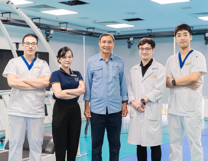 Anh 3- HLV Mai Đức Chung cùng ê-kíp Phòng Phân tích vận động cho Y học thể thao.jpg