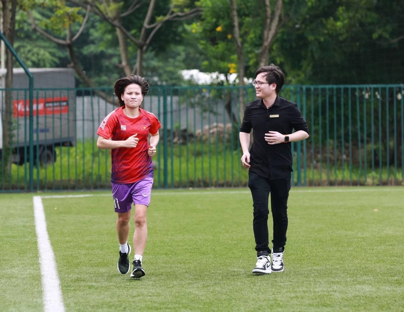 Anh 4 - Thái Thị Thảo trong 1 lần ra sân kiểm tra cùng bác sĩ.jpg