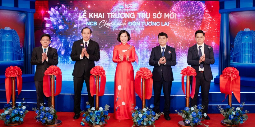 Cắt băng khai trương trụ sở mới NCB.jpg