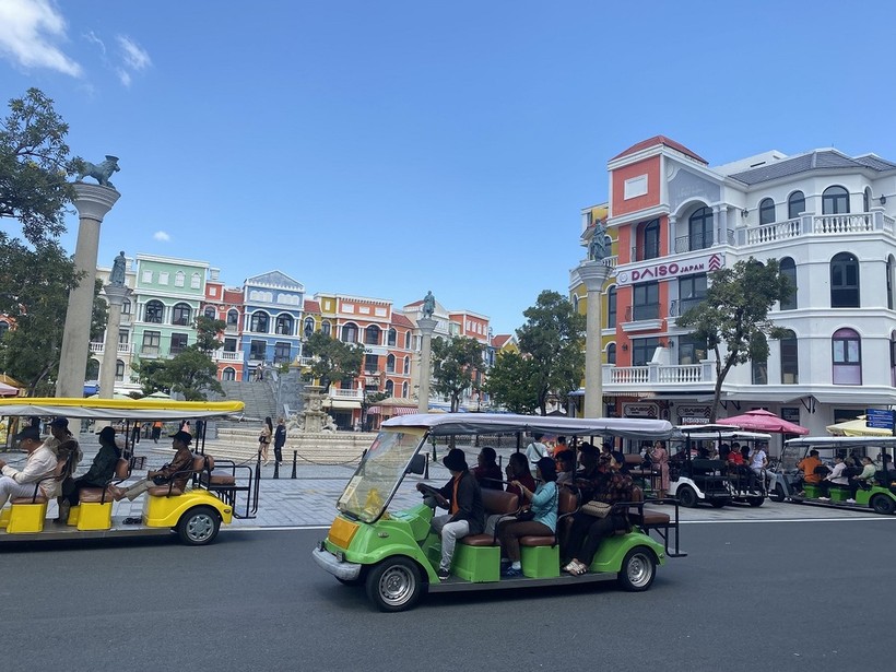 Các đoàn xe tuk tuk, xe buýt điện Vinbus và taxi điện VinFast đưa du khách di chuyển đến những địa điểm check-in nổi tiếng trên quần thể Phú Quốc United Center (Ảnh: Vingroup).
