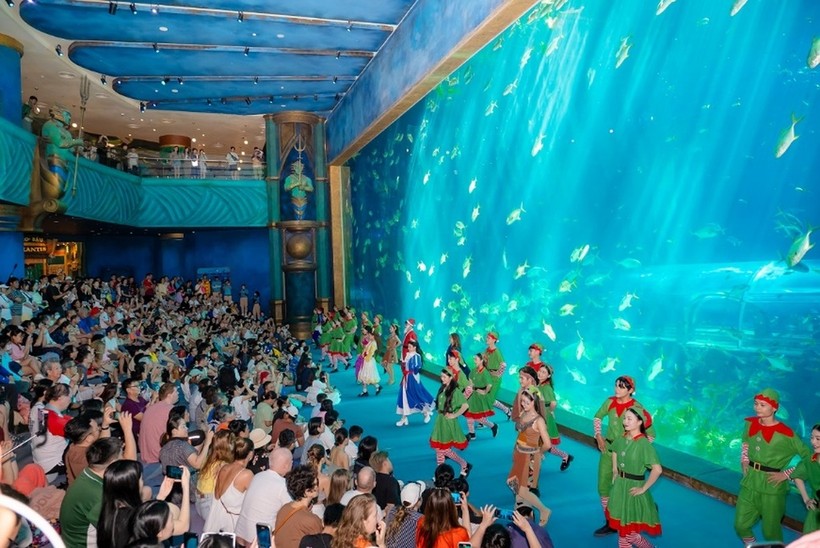Show diễn &quot;Nàng tiên cá phiên bản đặc biệt&quot; trên nền nhạc Maroon 5 khuấy động không khí 8Wonder trước giờ G (Ảnh: Vingroup).