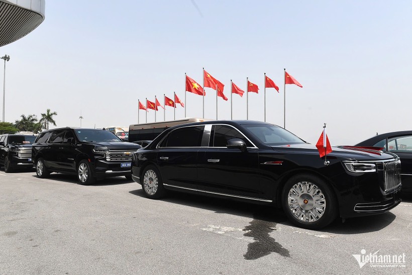 Xe Limousine Hồng Kỳ N701 chở Tổng Bí thư, Chủ tịch Trung Quốc Tập Cận Bình tại nhà khách VIP A, sân bay quốc tế Nội Bài (Hà Nội), sáng 14/4. Ảnh: Vietnamnet. Hong Ky xe 2.jpg
