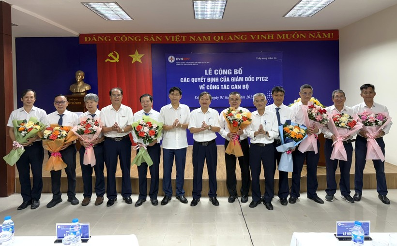 Lãnh đạo PTC2 trao quyết định và tặng hoa chúc mừng cán bộ phòng Kế hoạch, phòng Điều độ, viễn thông và công nghệ thông tin được bổ nhiệm