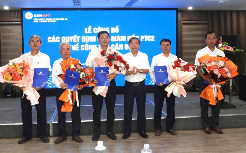 Lãnh đạo PTC2 trao quyết định và tặng hoa chúc mừng cán bộ Đội Truyền tải điện Quảng Trị được bổ nhiệm