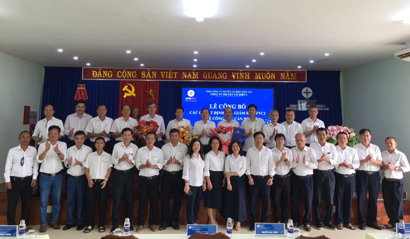 Lãnh đạo PTC2 trao quyết định và tặng hoa chúc mừng cán bộ Đội Truyền tải điện Huế được bổ nhiệm