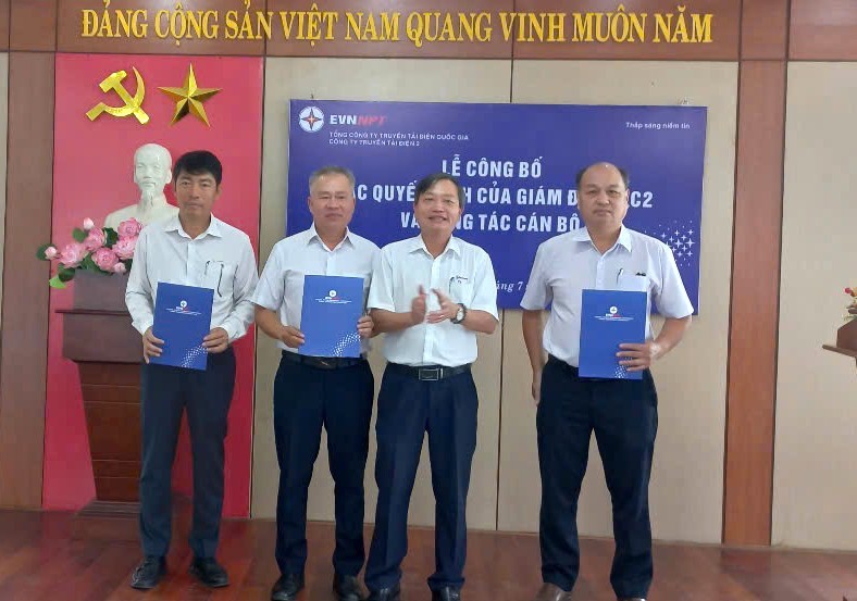 Lãnh đạo PTC2 trao quyết định và tặng hoa chúc mừng cán bộ Đội sửa chữa, thí nghiệm điện 2 được bổ nhiệm