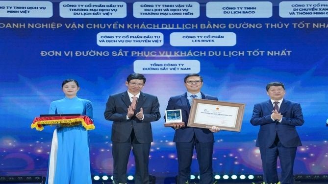  Vietnam Airlines nhận giải thưởng “Hãng hàng không phục vụ khách du lịch tốt nhất”