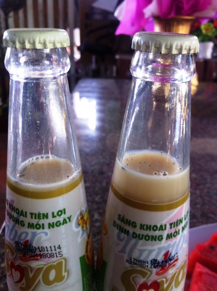 Hai chai sữa đậu nành Number One “lợn cợn màu đen” được đổi hai thùng sữa cùng nhãn hiệu (ảnh gia đình chị Mai cung cấp)